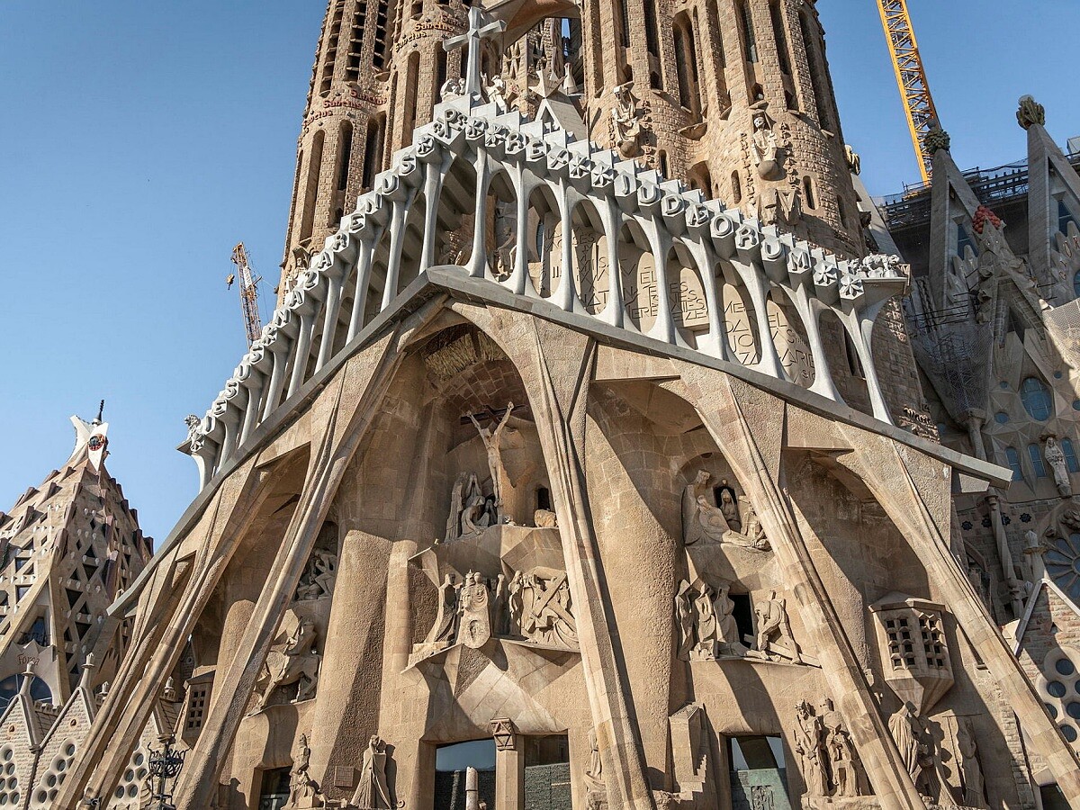 將原先設計的新哥德式教堂改為加泰隆尼亞現代主義建築。