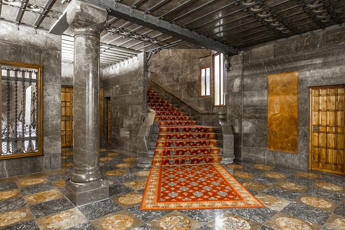 建築融合了中世紀宮殿的華麗語彙與高第獨特的設計風格。