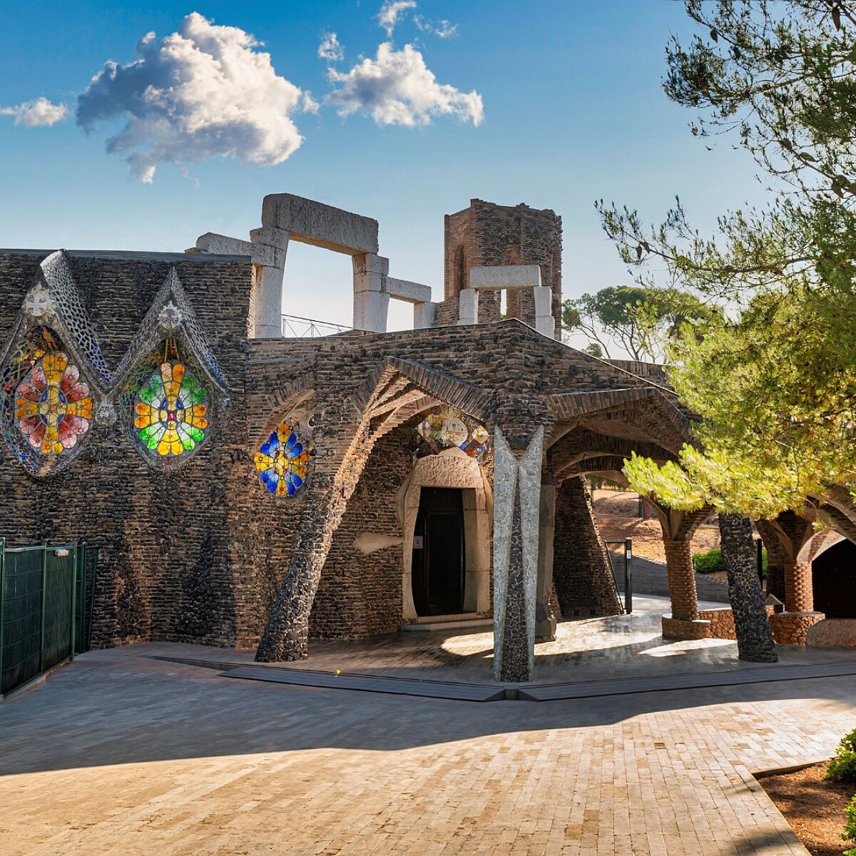 高第則負責奎爾紡織村的教堂設計。