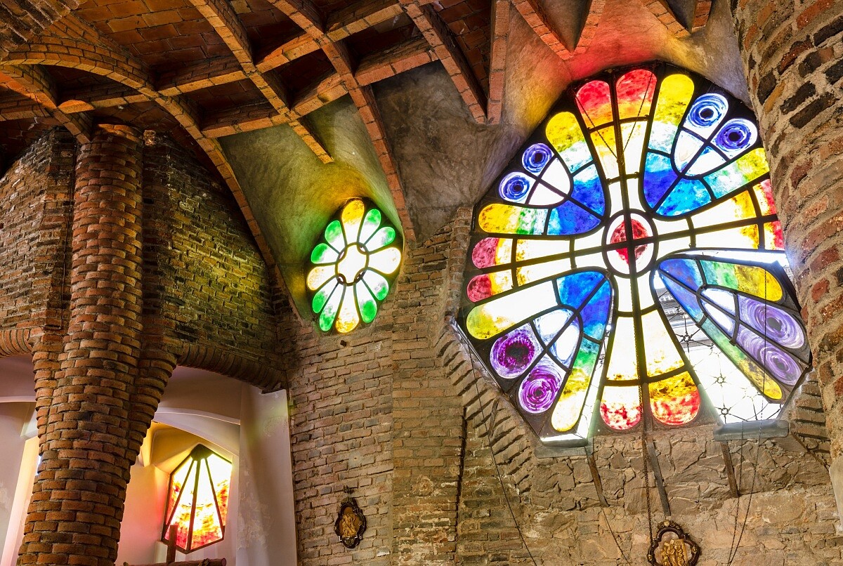 教堂最終只完成了下層中殿，也就是後來被稱為地下聖堂（Crypt）的空間。