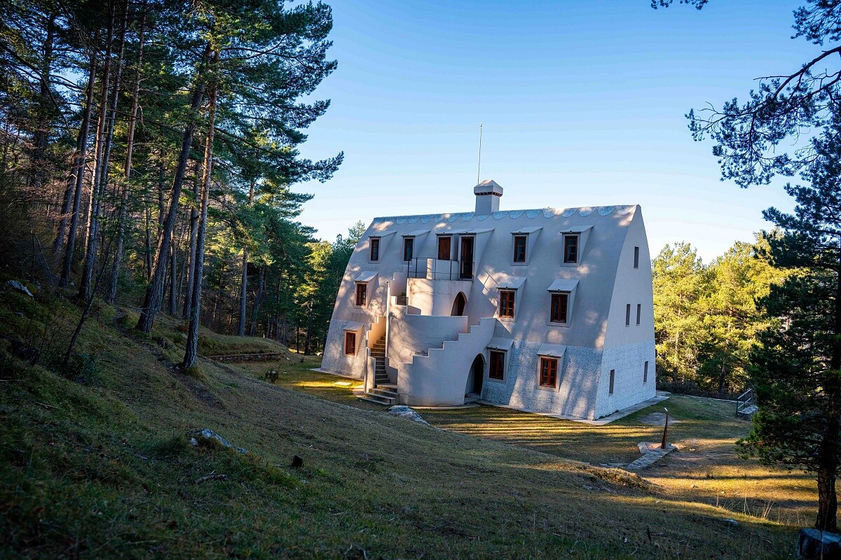 位於加泰隆尼亞 Bergued&agrave; 山區小鎮 La Pobla de Lillet 的「卡特利亞拉斯別墅」（圖片來源：Government of Catalonia&rsquo;s archive - Albert Monsalve）。