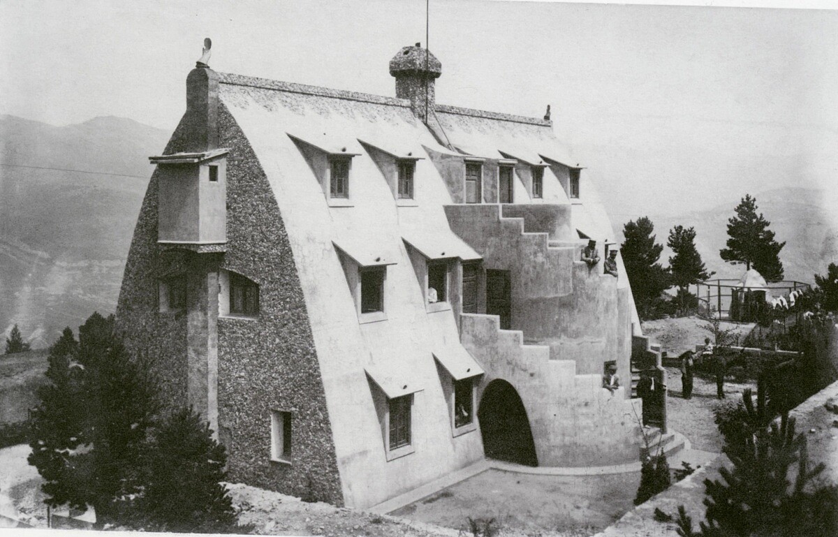 有著前衛造型和大膽曲線的房屋，一直被視為與高第有關（圖片來源：Private archive of collector Pere Boixader）。