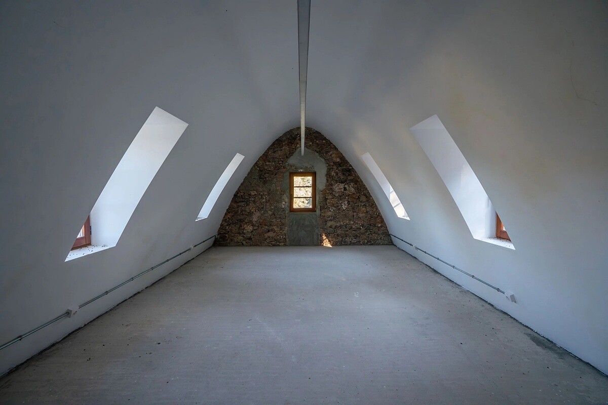 《高第之年》策展人的建築師Galdric Santana 表示，團隊透過歷史文件、舊照片、3D測繪與建築細部比對，建築出自高第之手的結論（圖片來源：Government of Catalonia&rsquo;s archive - Albert Monsalve）。