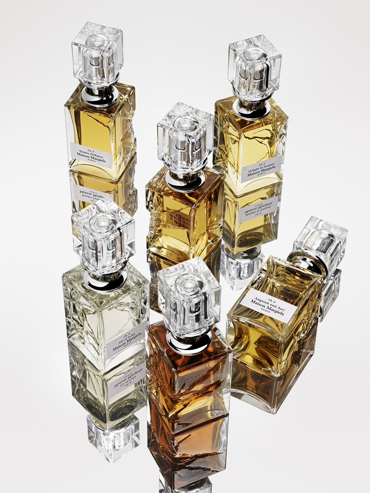 延續品牌一貫拆解與重塑的解構邏輯，Maison Margiela高訂香氛系列，以「情感」為核心命題，探討如何將氣味轉譯為人類深層且複雜的情緒經驗。