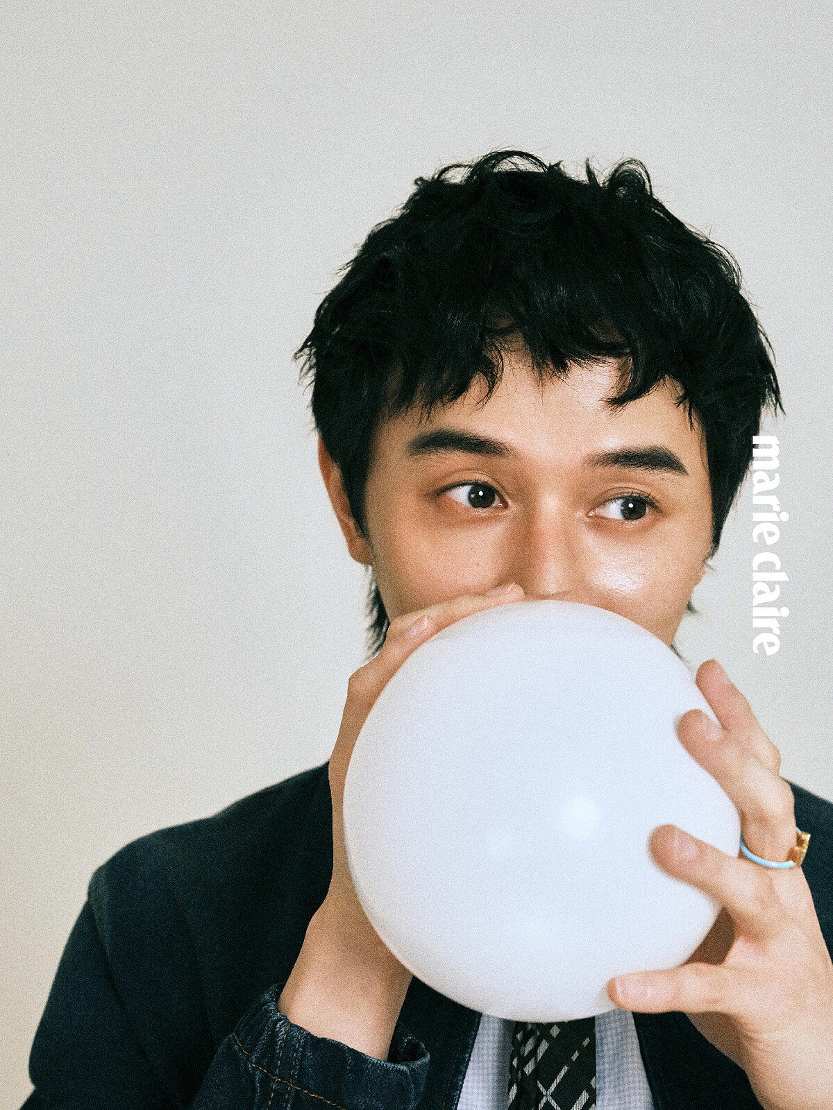 刺繡標誌短袖襯衫、牛仔教練外套，Louis Vuitton；格紋窄版絲質領帶、戒指，both by Burberry。