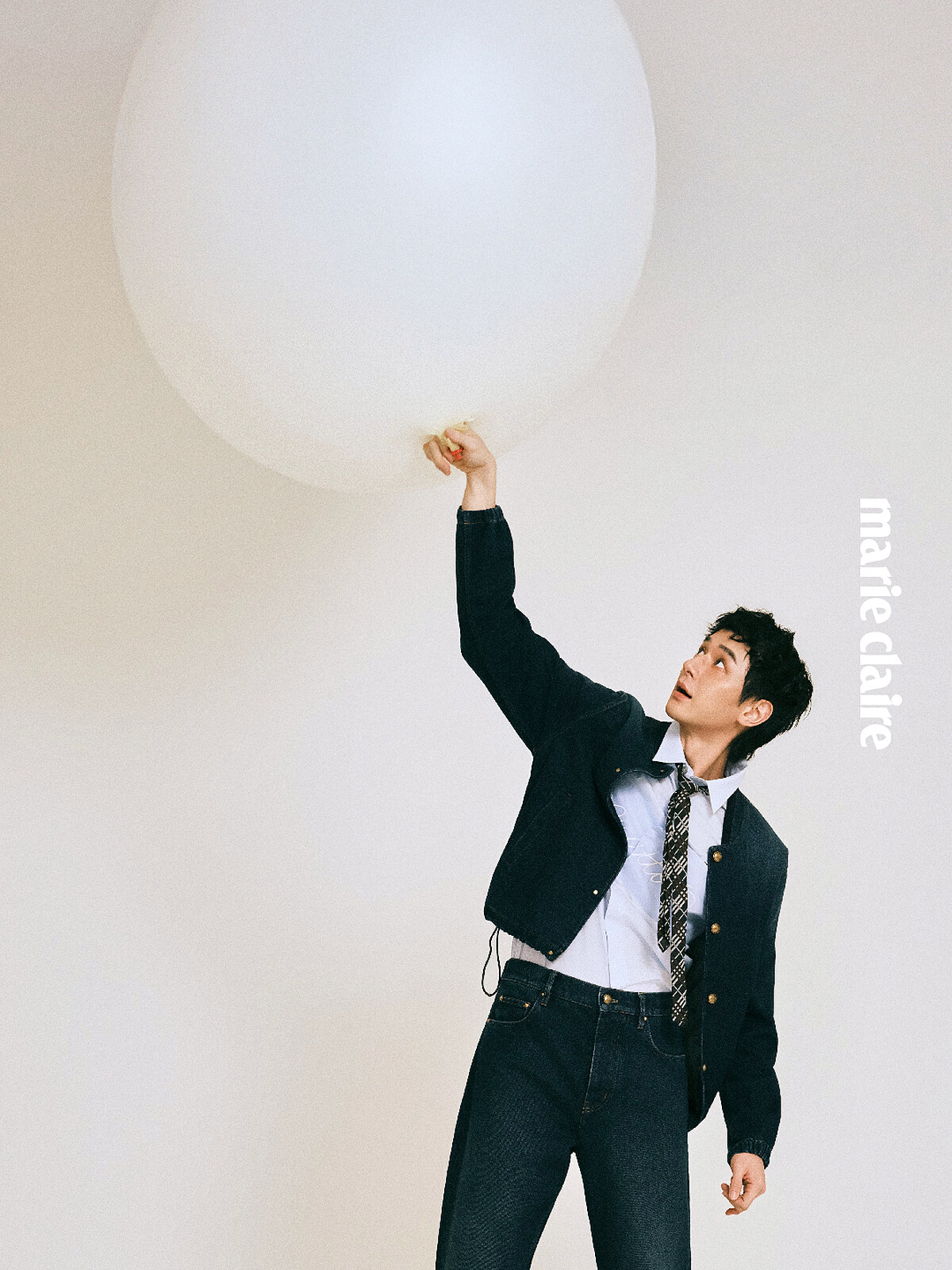 刺繡標誌短袖襯衫、牛仔教練外套、標誌捲邊牛仔滑板長褲，all by Louis Vuitton；格紋窄版絲質領帶、戒指，both by Burberry。