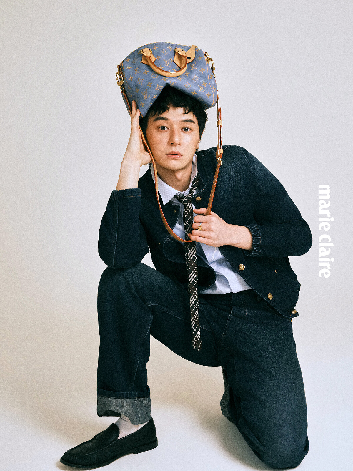 刺繡標誌短袖襯衫、牛仔教練外套、標誌捲邊牛仔滑板長褲、LV Jazz 便鞋，all by Louis Vuitton；格紋窄版絲質領帶、戒指，both by Burberry。