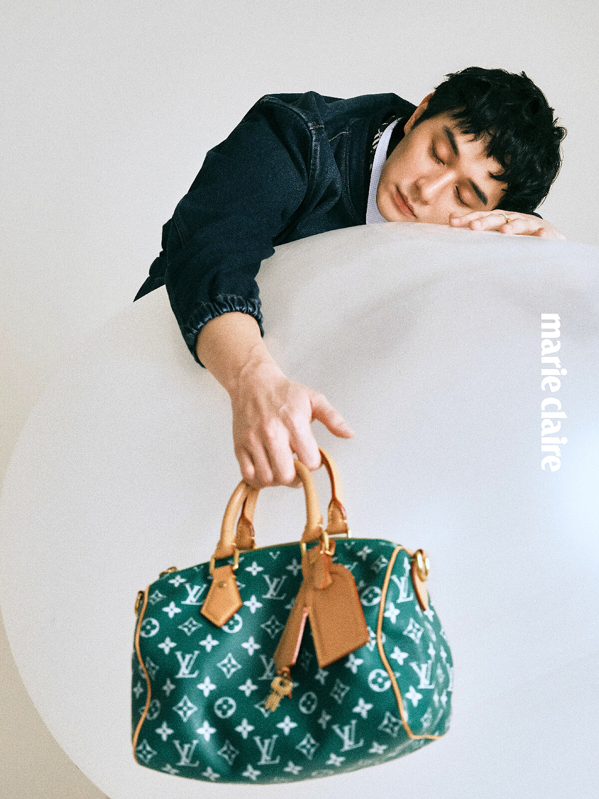 刺繡標誌短袖襯衫、牛仔教練外套，both by Louis Vuitton；戒指，Burberry。