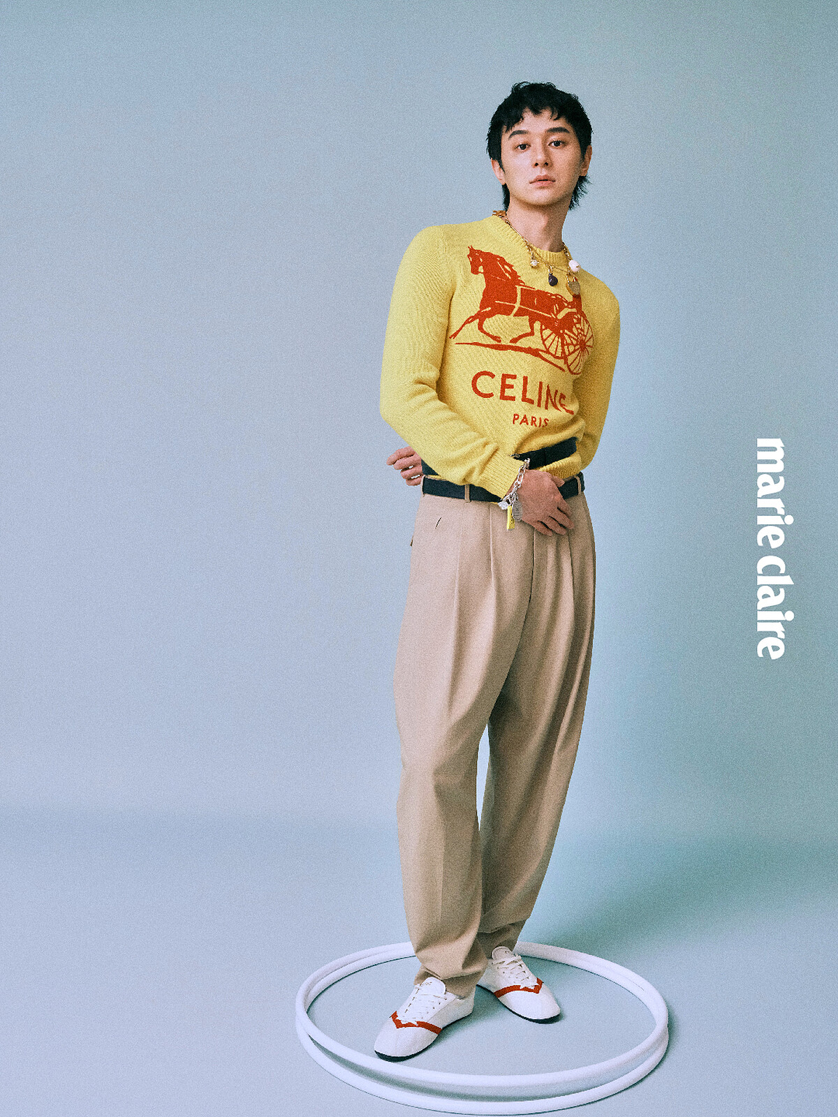 羊絨圓領毛衣、棉質長褲、皮帶、金色掛飾項鍊、銀色掛飾手鍊 、THE FLAT運動鞋，all by Celine；雙面兩用皮帶，Burberry。