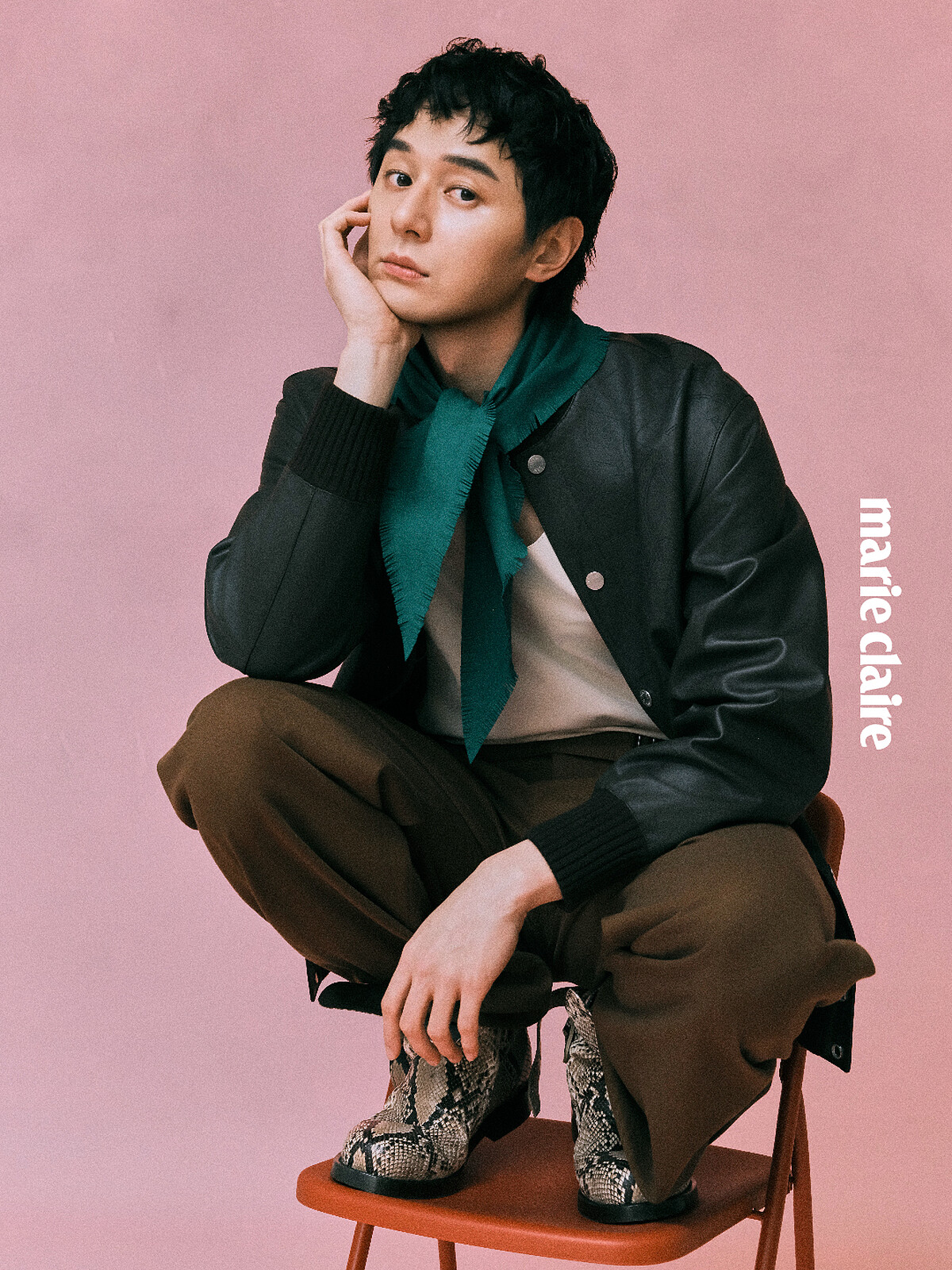 黑色皮外套、米白色皮質背心、綠色皮革領巾、咖啡色長褲，all by Herm&egrave;s；蟒紋印花皮革靴，Burberry。