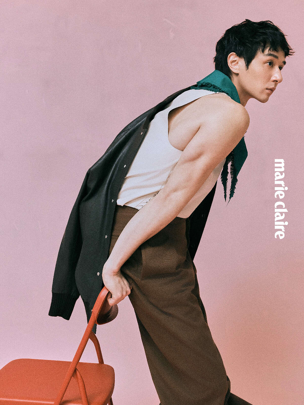 黑色皮外套、米白色皮質背心、綠色皮革領巾、咖啡色長褲，all by Herm&egrave;s；蟒紋印花皮革靴，Burberry。