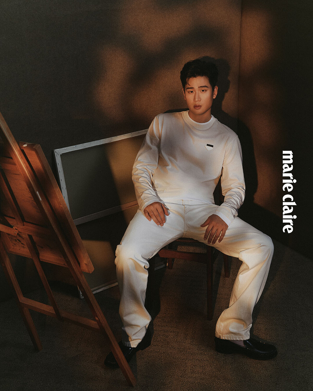 白色長袖上衣、白色長褲、黑色樂福鞋，all by Prada。