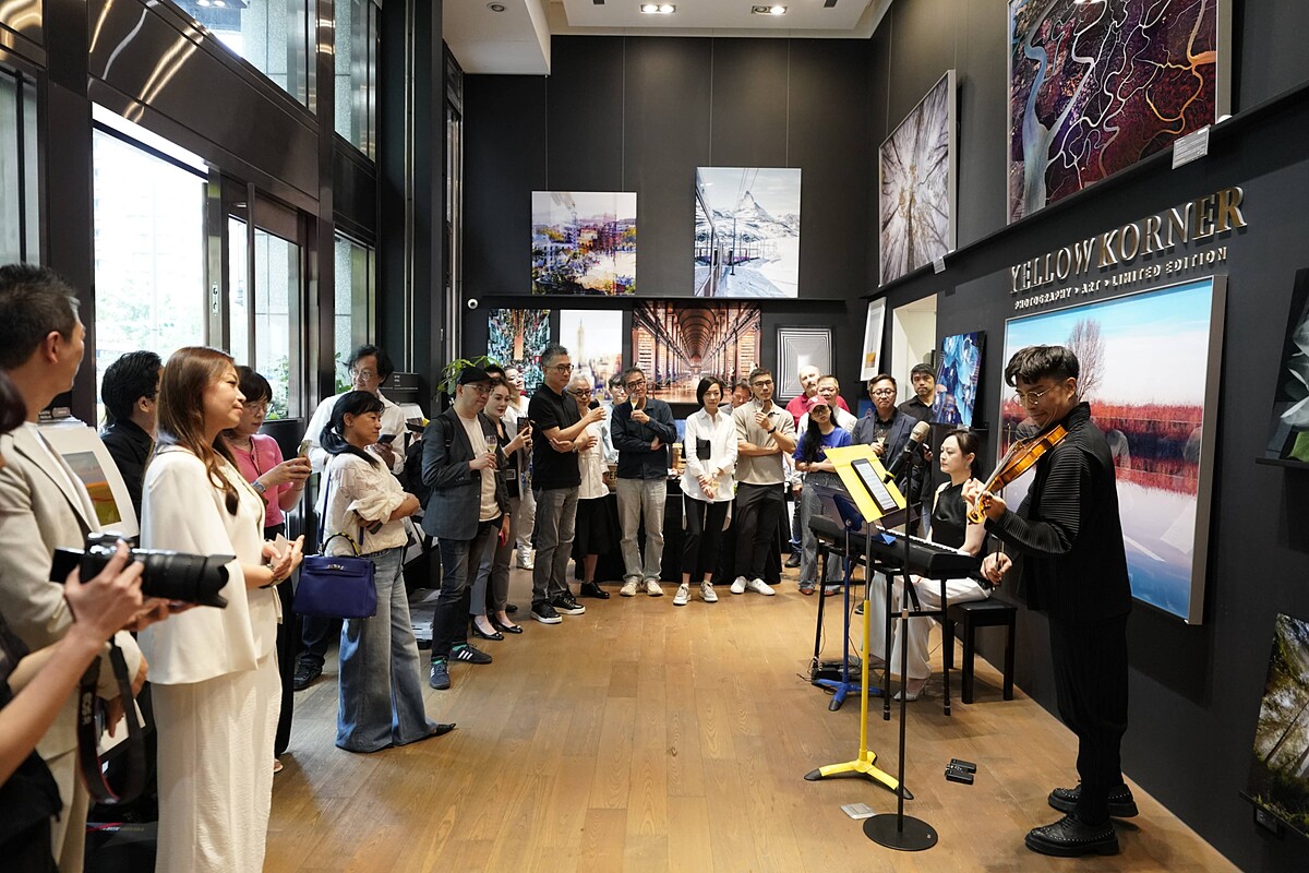 鋼琴及小提琴音樂家現場演奏韋瓦第《四季》揭開序幕