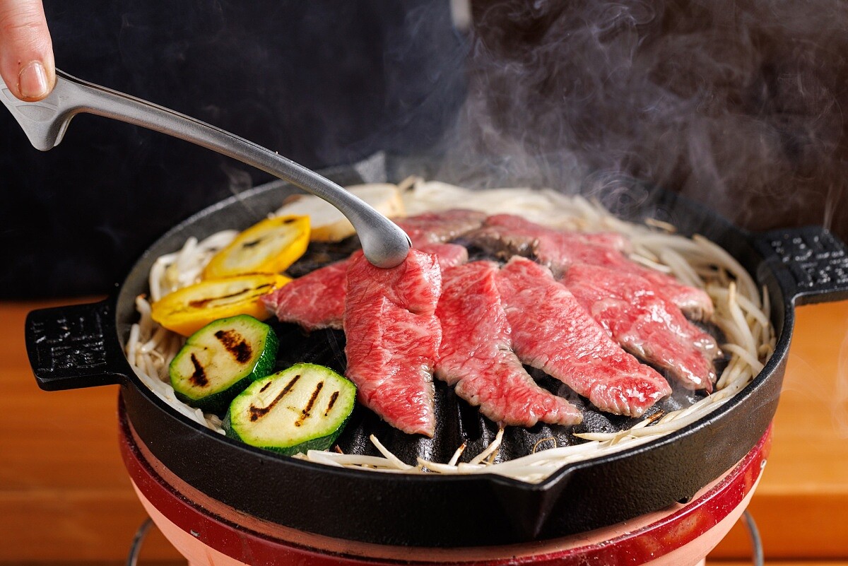 鍋具則採用北海道成吉思汗燒肉的圓頂鑄鐵鍋。