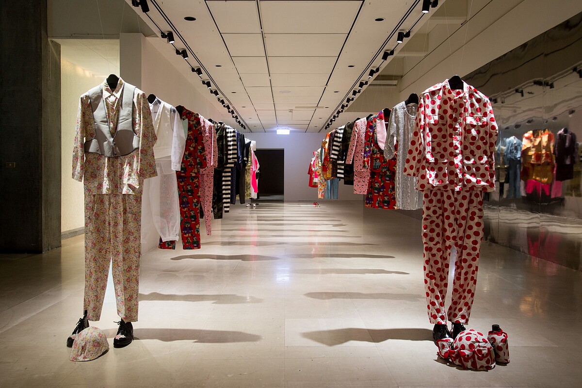 日下淳一，《超越認同》，1994-1998，衣服、線，30套衣服。臺北市立美術館典藏。圖像由臺北市立美術館提供。