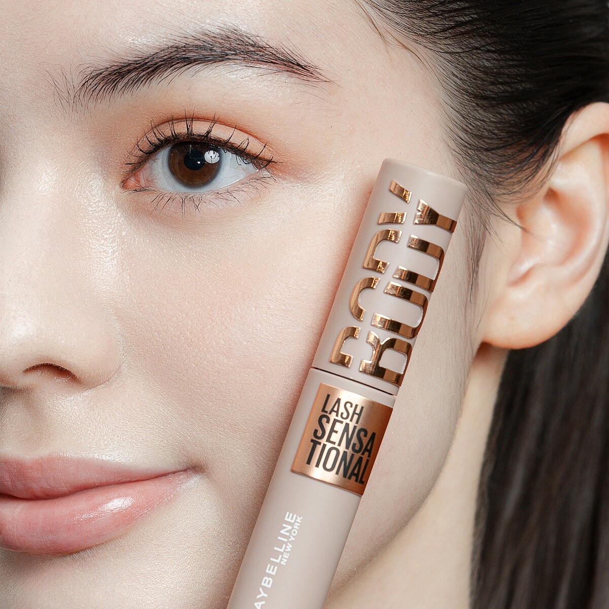 媚比琳挺豐翹束感防水睫毛膏，Model示範實擦照。