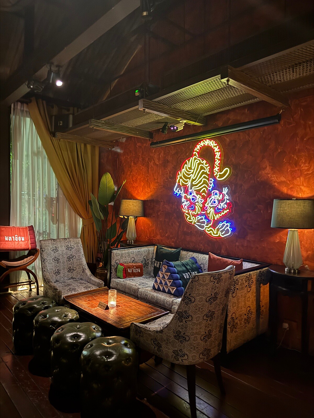 曼谷傳奇酒吧之一 Mahaniyom Bar。