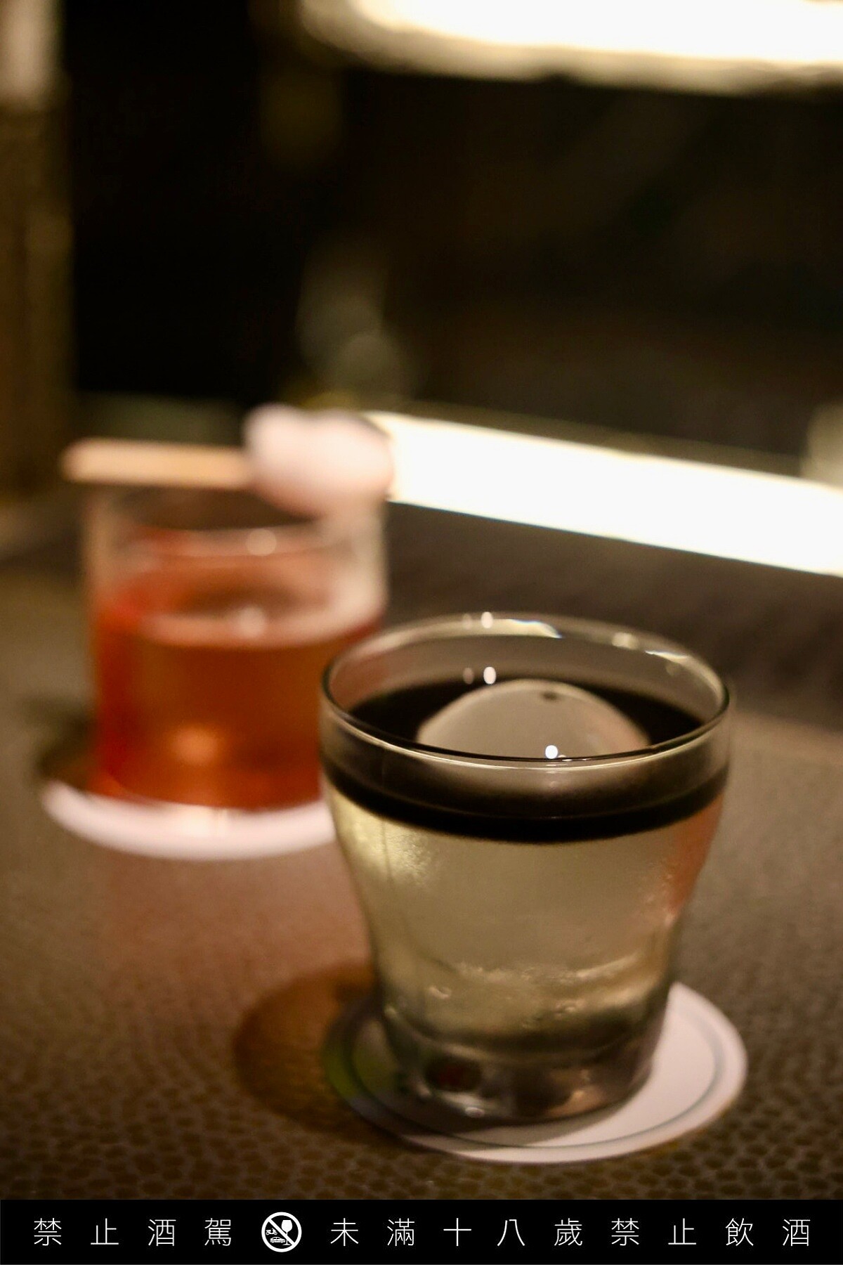 .Mahaniyom Bar 的墨魚汁調酒，展現泰國酒吧對鹹鮮風味的大膽實驗。