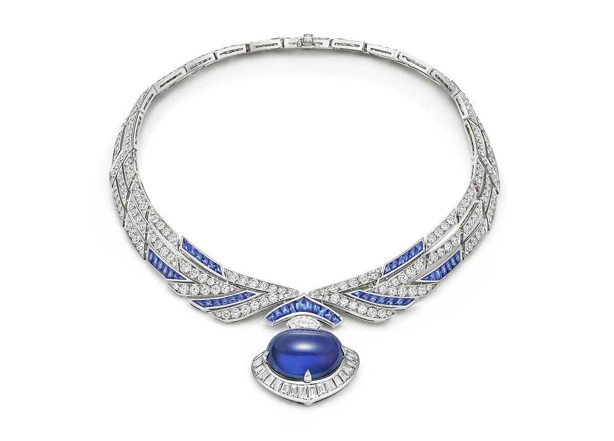 BVLGARI Eclettica系列 頂級藍寶石與鑽石項鍊， 頂級鉑金項鍊，可拆卸為墜鍊和胸針，鑲嵌1 顆橢圓形蛋面切割斯里蘭卡藍寶石(重約50.19克拉)、1 顆馬眼形切割鑽石(F IF 重約1.11克拉)、24顆階梯形切割鑽石(D-F VVS-VS總重約 4.55克拉)、61 顆buff-top弧圓形切割藍寶石(總重約10.53 克拉)與密鑲鑽石(D-F IF-VVS總重約31.60克拉)。