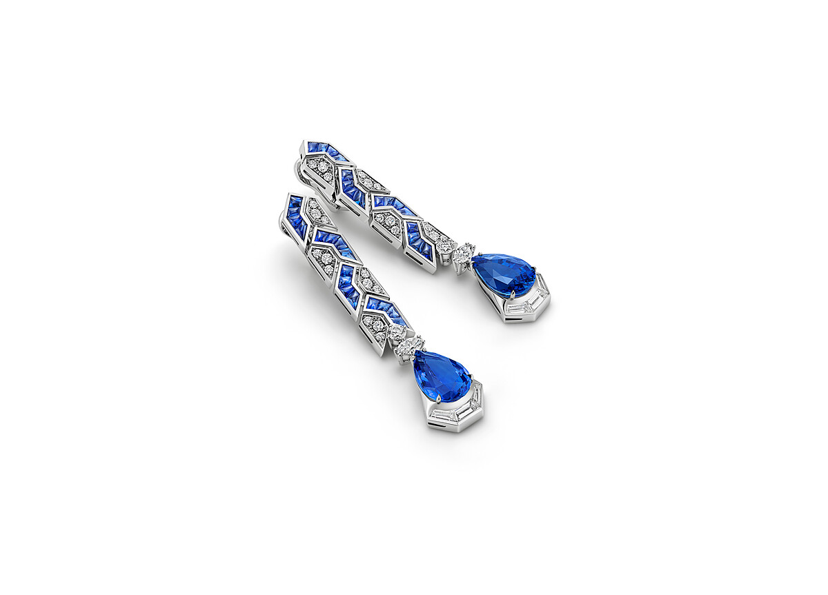 BVLGARI Aeterna系列Temporal Waters 頂級藍寶石與鑽石耳環， 頂級白金耳環，鑲嵌2顆梨形切割馬達加斯加藍寶石與斯里蘭卡藍寶石(分別重約9.20克拉與8.20克拉)、2顆馬眼形切割鑽石(D-F VVS-VS總重約0.70克拉)、2顆圓形明亮切割鑽石(D-F VVS總重約0.52克拉)、6顆花式階梯形切割鑽石(總重約0.24克拉)、32顆buff-top弧圓形切割藍寶石(總重約0.70克拉)與密鑲鑽石(D-F IF-VVS總重約0.75克拉)。