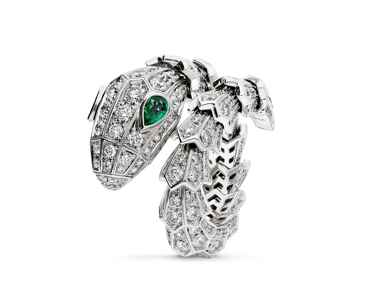 BVLGARI Serpenti系列 白金祖母綠鑲鑽戒指， 白金戒指，鑲嵌2顆梨形切割祖母綠(總重約0.26 克拉)與267顆圓形切割密鑲鑽石(總重約3.58克拉)。