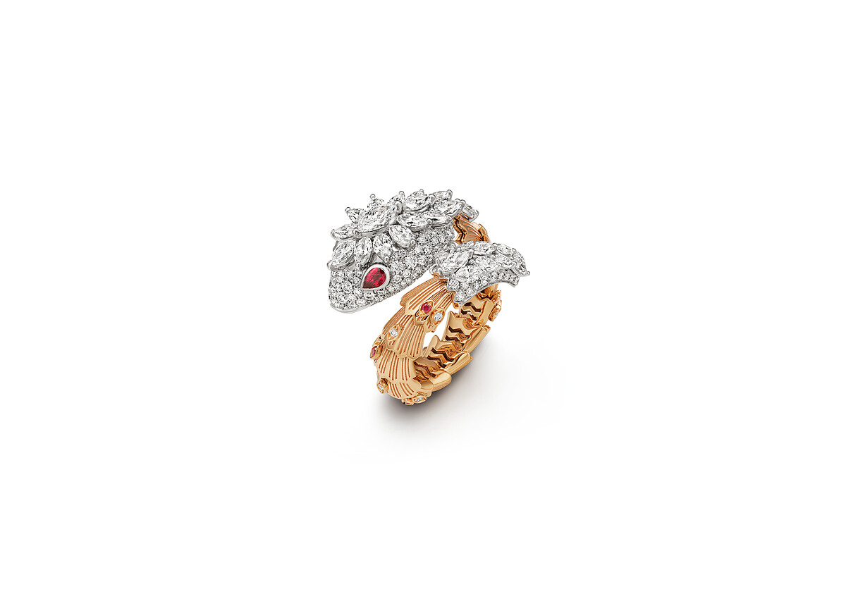 BVLGARI Serpenti系列 頂級紅寶石與鑽石戒指， 頂級黃金與白金戒指，鑲嵌2顆梨形切割紅寶石(總重約0.25 克拉)、28 顆馬眼形鑽石(D-F VVS-VS總重約2.69克拉)、6 顆圓形切割紅寶石(總重約0.06克拉)與密鑲鑽石(D-F IF-VVS 總重約1.38克拉)。