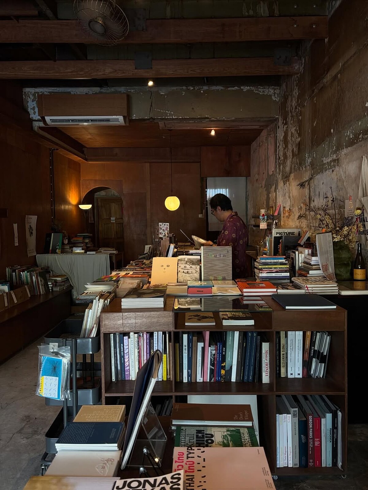 曼谷藝術書展團隊之一的 BANGKOK CITYCITY GALLERY 旗下經營 BOOKSHOP LIBRARY｜圖片來源 @vacilandobookshop