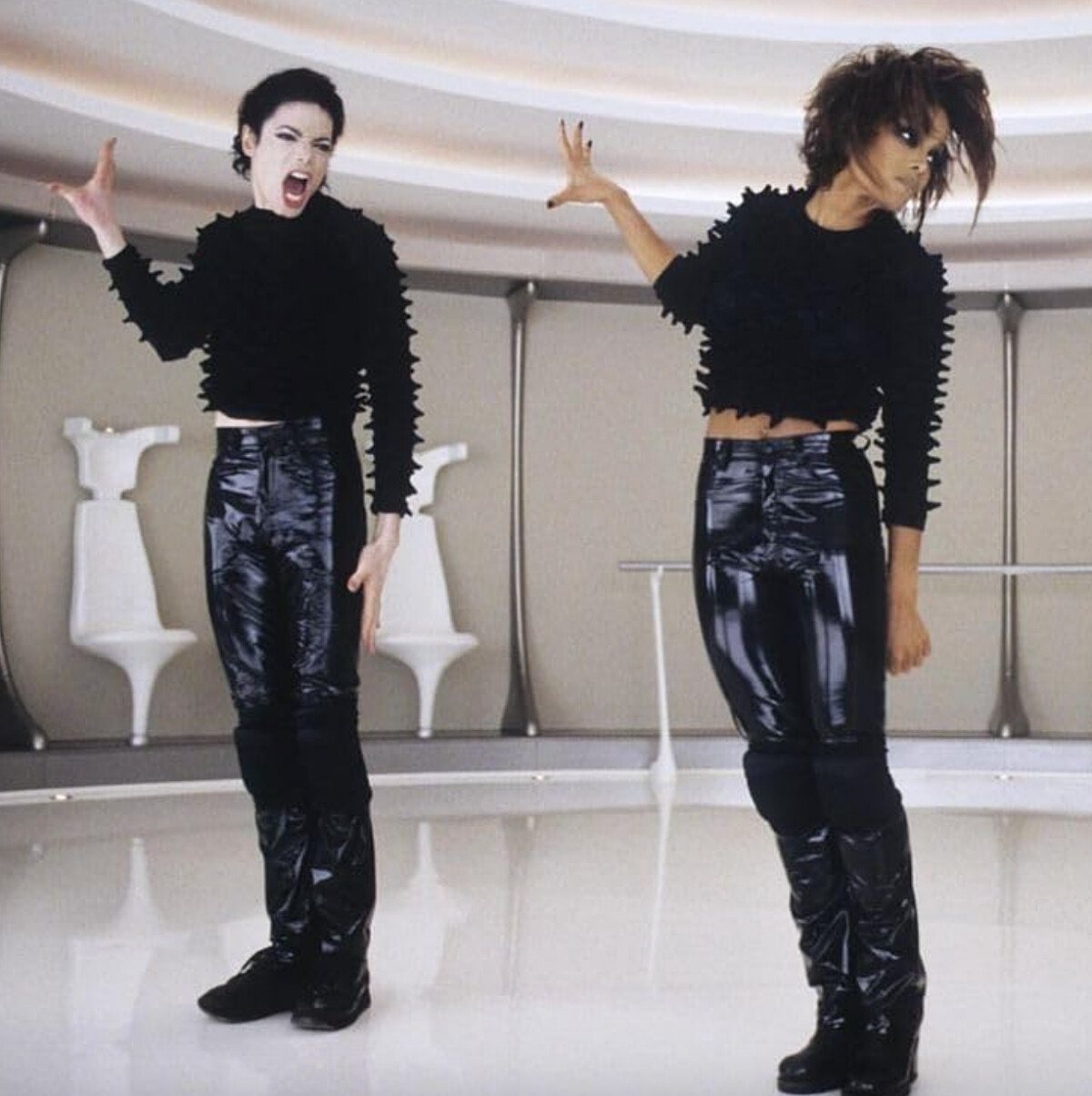 與妹妹珍娜・傑克森(Janet Jackson)聯手演出單曲〈Scream〉MV。