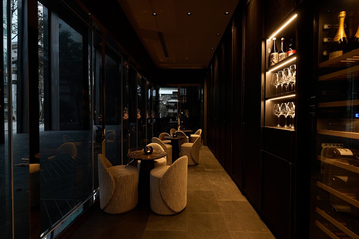 入口旁的lounge 區，提供客人彈性緩衝空間，以提升用餐體驗的完整性。