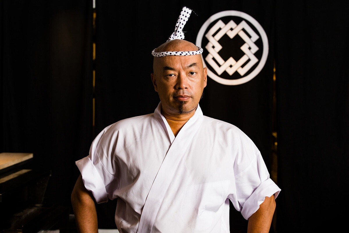 TORISHIKI創辦人池川義輝（Yoshiteru Ikegawa）來台，以「一生一串」的職人精神，將東京燒鳥文化正式帶進台北。