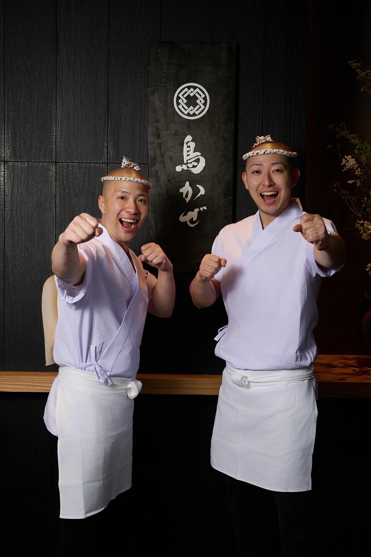 主廚武政宇邦(右)和副主廚柏谷雄太(左)將池川義輝的「烤雞肉道」哲學引進台灣。