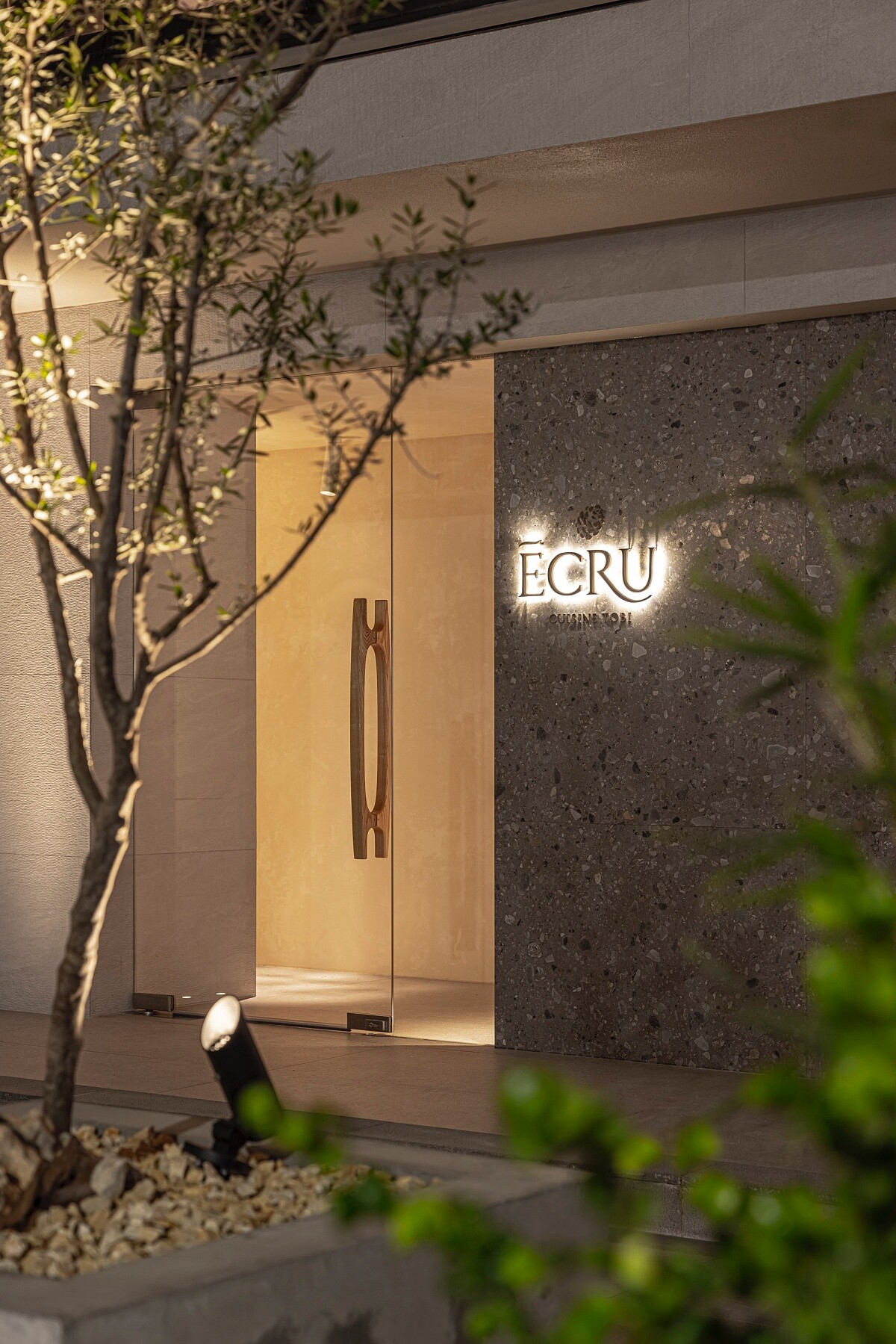 「ÉCRU CUISINE TOBI」位在忠孝敦化商圈的巷弄內。