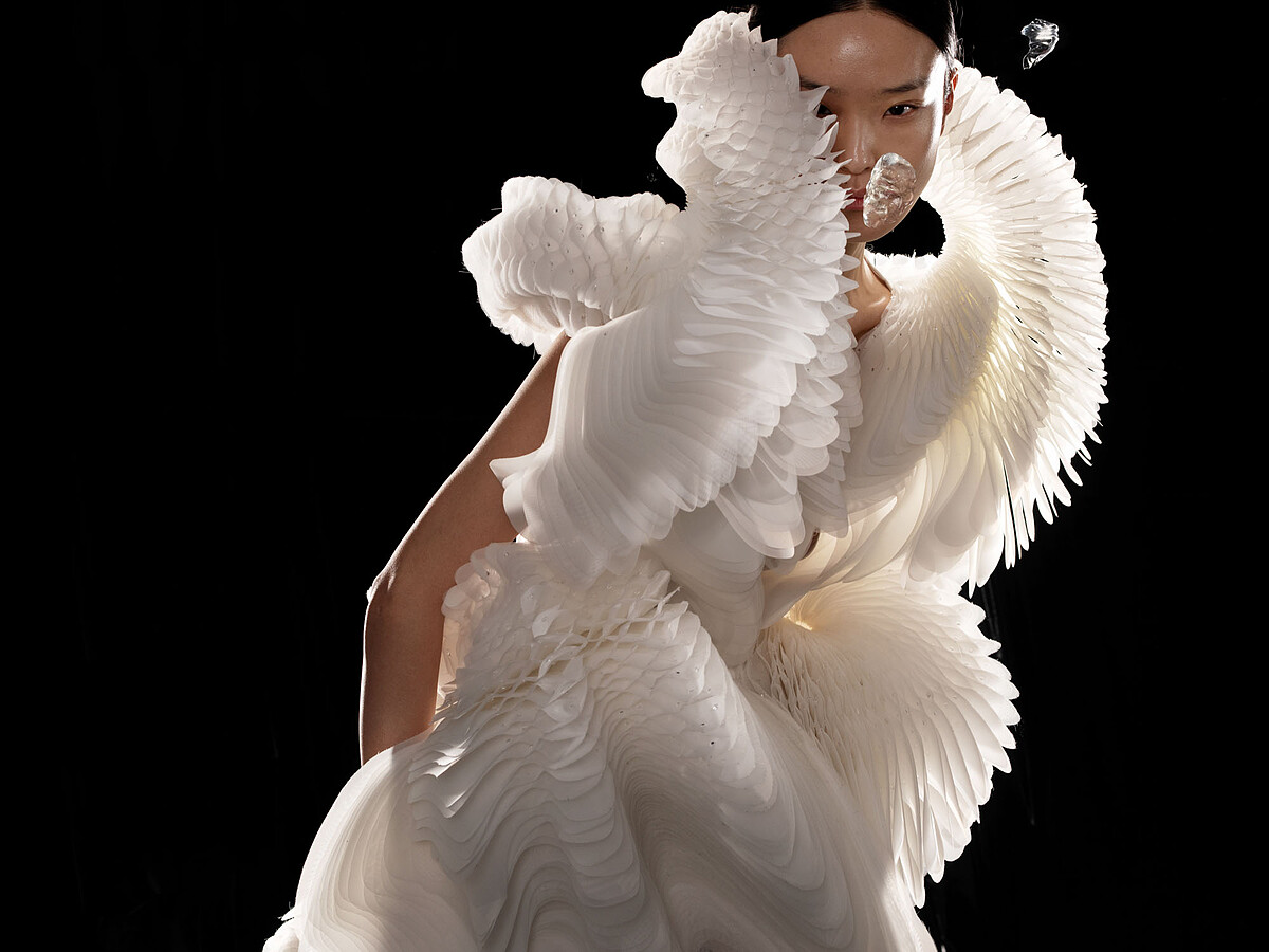 Iris van Herpen《Morphogenesis》洋裝(Sensory Seas系列,2020)。雷射切割與網布印花、杜切斯緞面與Plexiglas材質。合作:Philip Beesley。模特:Yue Han。(攝影:David Ụzọchukwu)