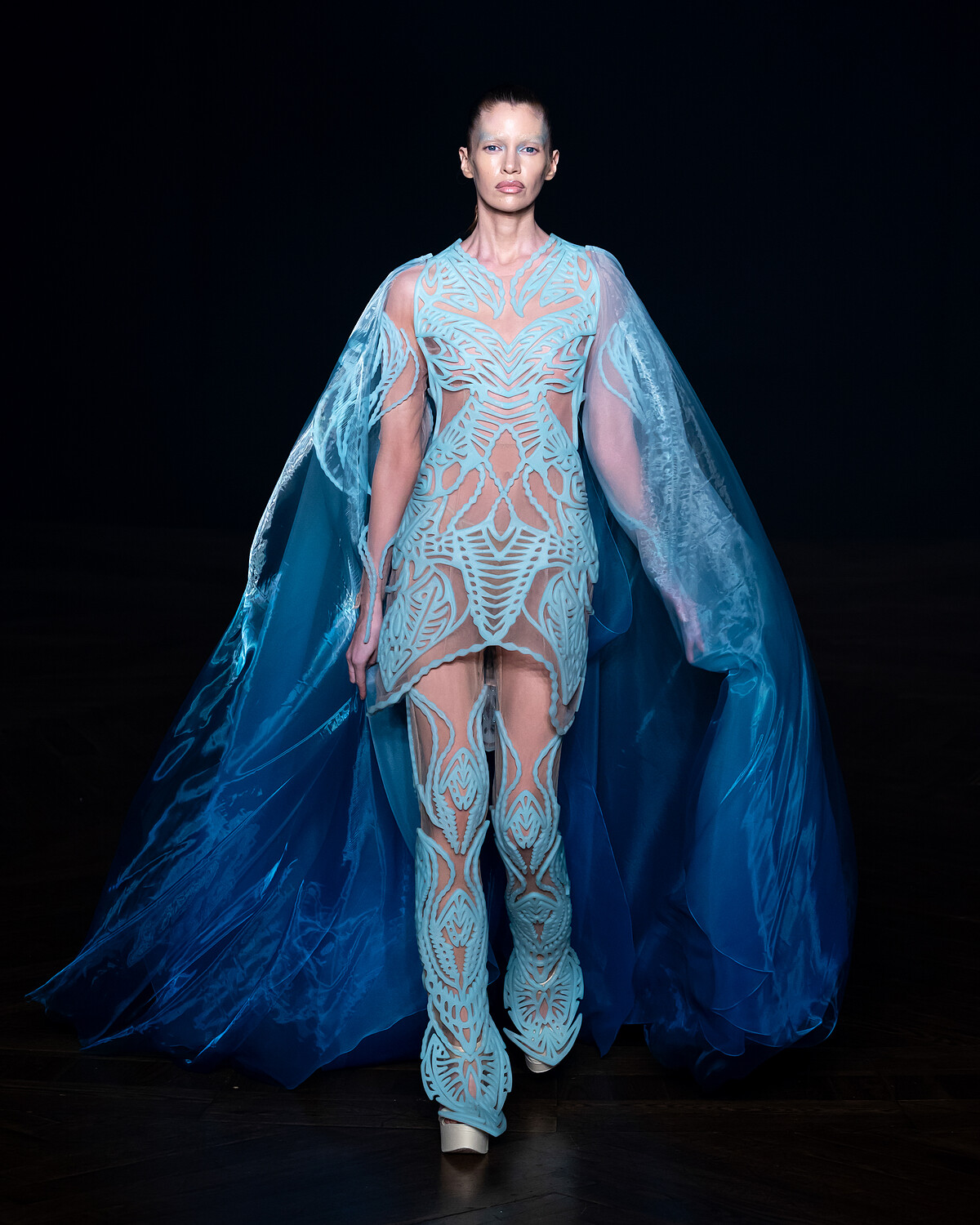 Iris van Herpen《Living Algae》造型(Sympoiesis系列,2025)。Pyrocystis lunula藻類、營養凝膠、水、矽膠、絲質歐根紗與薄紗。合作:Chris Bellamy。模特:Stella Maxwell。(攝影:Molly SJ Lowe)