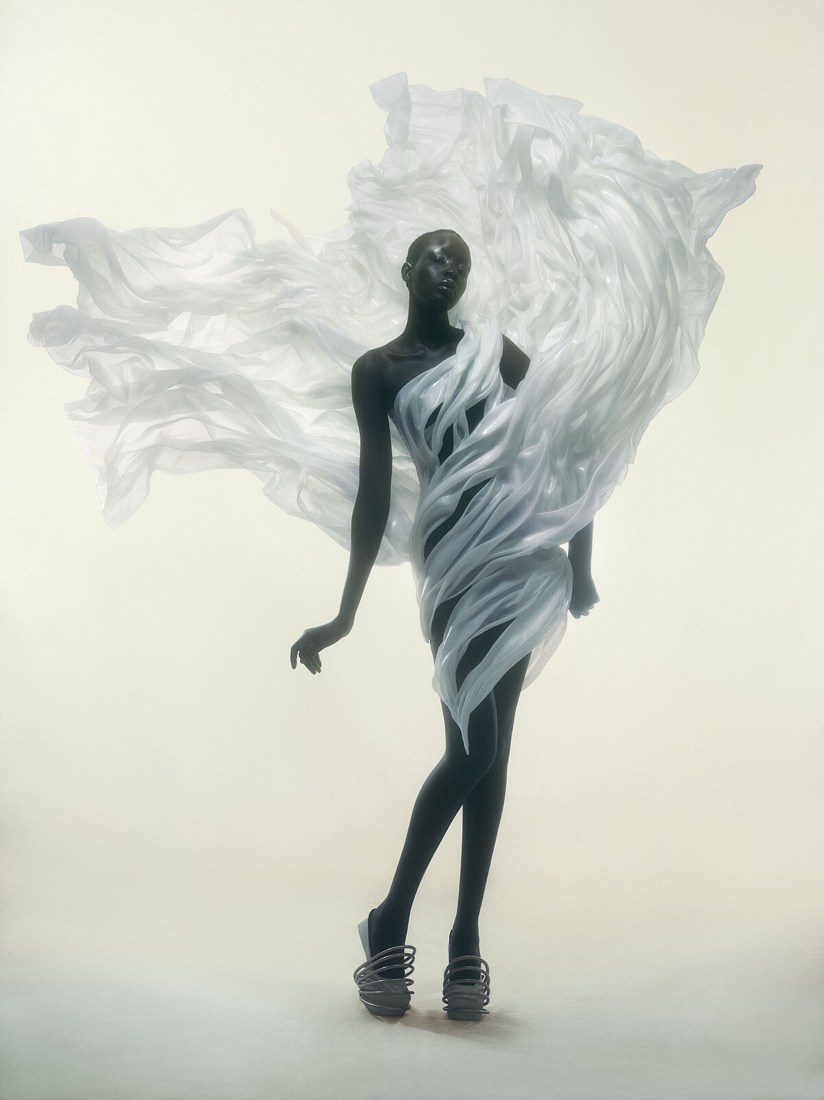 Iris van Herpen《Loie》洋裝(Sympoiesis系列,2025)。絲緞與樹脂製成。模特:Akuol Deng Atem。(攝影:Gio Staiano)