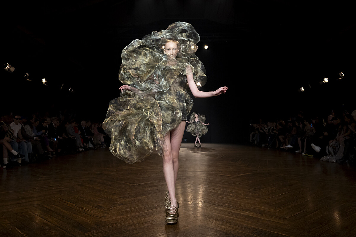 Iris van Herpen《Phantom’s Coral》洋裝(Sympoiesis系列,2025)。黃銅線、棉質與熱塑材質製成。模特:Andrea Gutiérrez Arcas。(攝影:Gio Staiano)