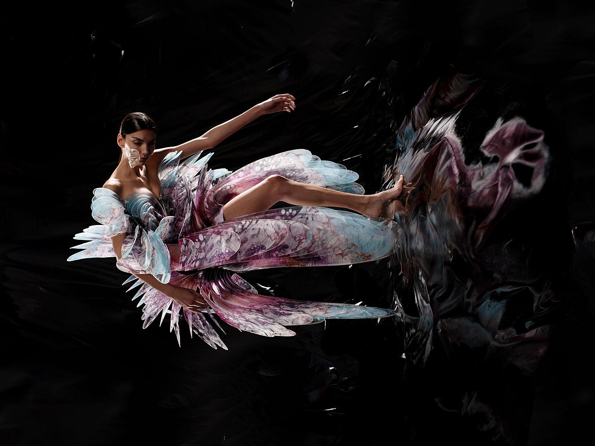 Iris van Herpen《Hydrozoa》洋裝(Sensory Seas系列,2020)。PETG與玻璃感歐根紗製成。合作:Shelee Carruthers。模特:Cynthia Arrebola。(攝影:David Ụzọchukwu)