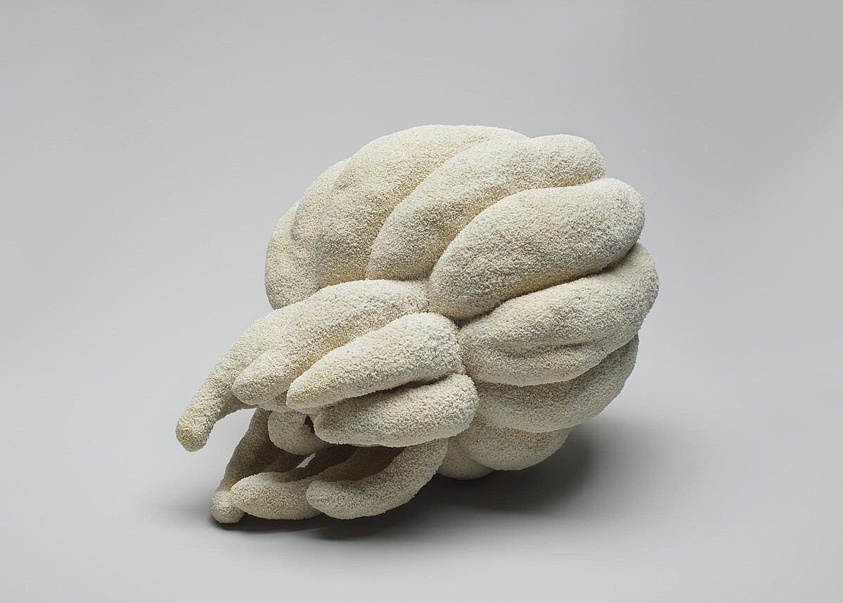 Katsumata Chieko《Biomorphic Sculpture》(2011)。上釉炻器並鑲嵌香莫特(碎燒瓷)。收藏:Brooklyn Museum,Bertram H. Schaffner 亞洲藝術基金(2012.6)。© Katsumata Chieko。(攝影:Brooklyn Museum)