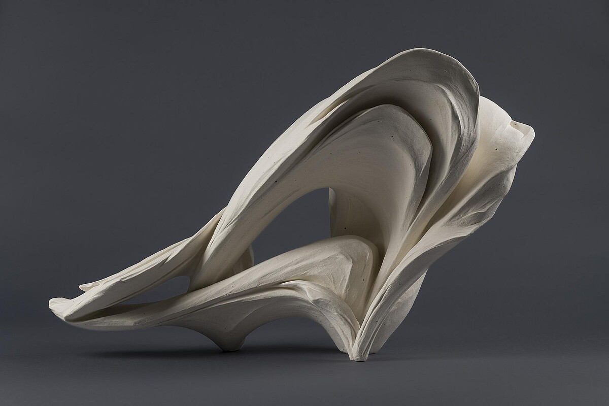 Fujikasa Satoko《Downdraft》(2023)。白化妝土釉炻器。收藏:Brooklyn Museum,Alan L. Beller 捐贈(為慶祝館方200週年,2024.66.1)。© Fujikasa Satoko。(攝影:Brooklyn Museum)