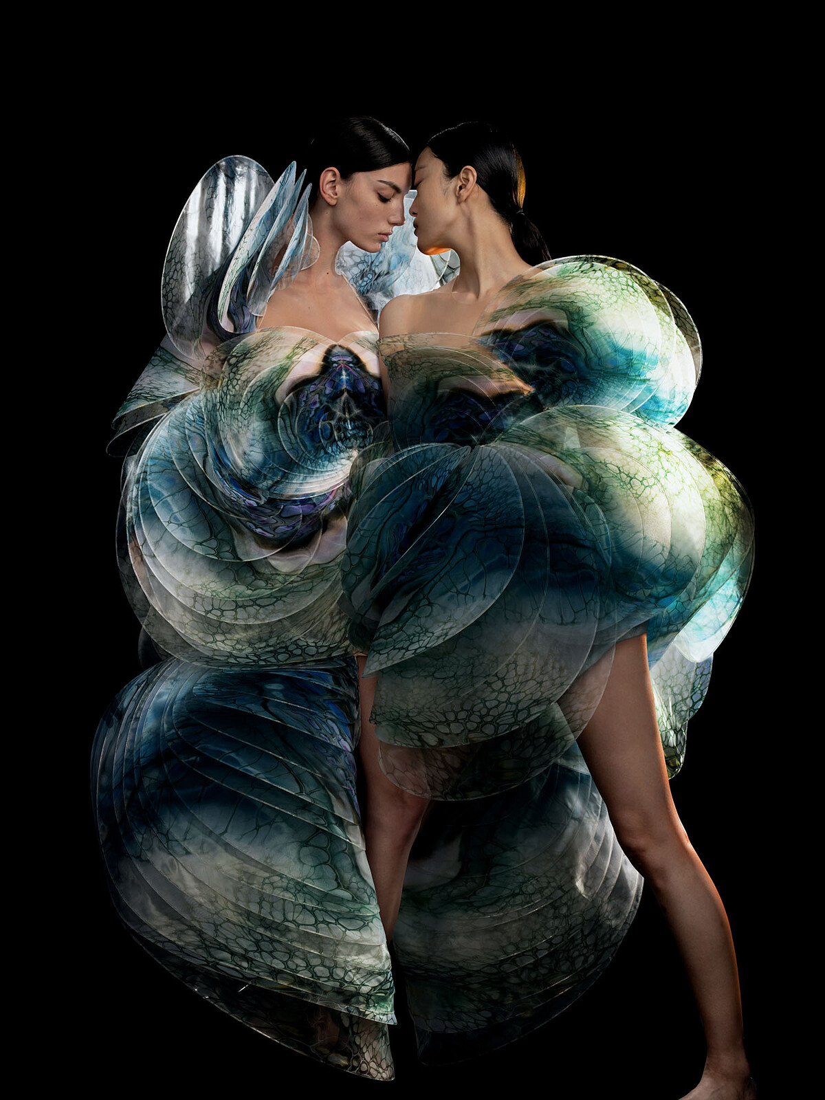 Iris van Herpen《Sensory Seas》洋裝(Sensory Seas系列,2020)。PETG與玻璃感歐根紗製成。合作:Shelee Carruthers。模特:Cynthia Arrebola、Yue Han。(攝影:David Ụzọchukwu)