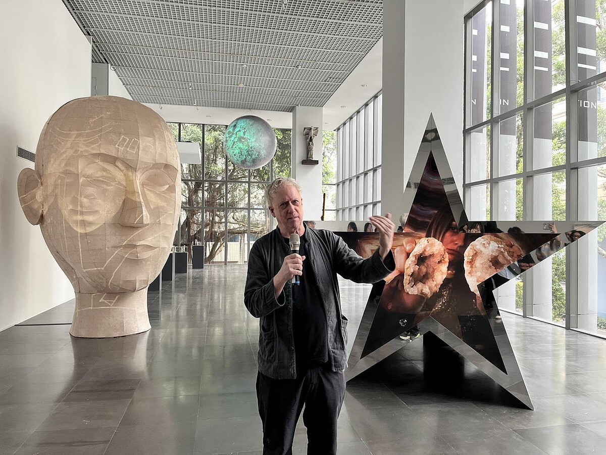 美國錄像藝術大師湯尼.奧斯勒(Tony Oursler)為北師美術館空間量身打造的全新作品《第三眼》|Melody TU 採訪拍攝