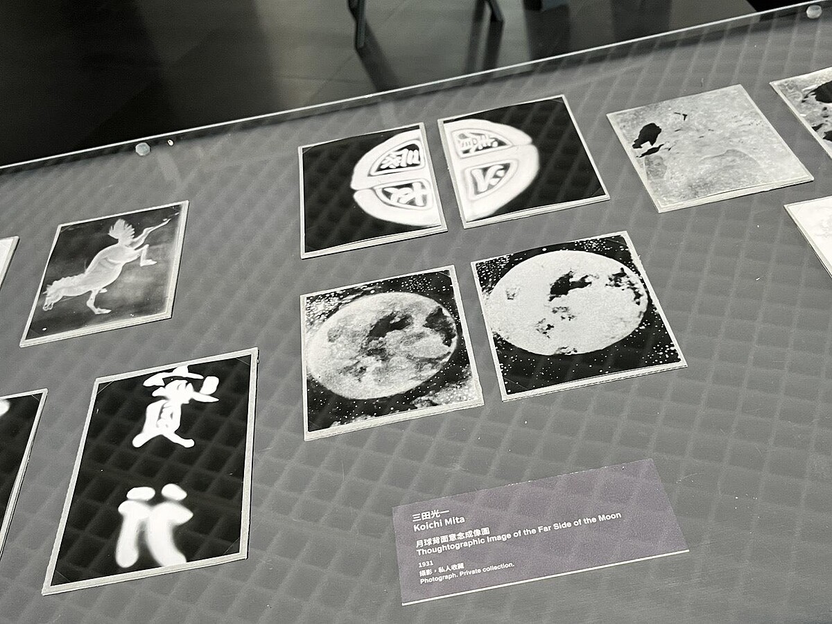 現場展出福來友吉實驗的視覺檔案,參與者三田光一(Koichi Mita)1931年曾「遙視」出《月球背面意念成像圖》。|Melody TU 採訪拍攝