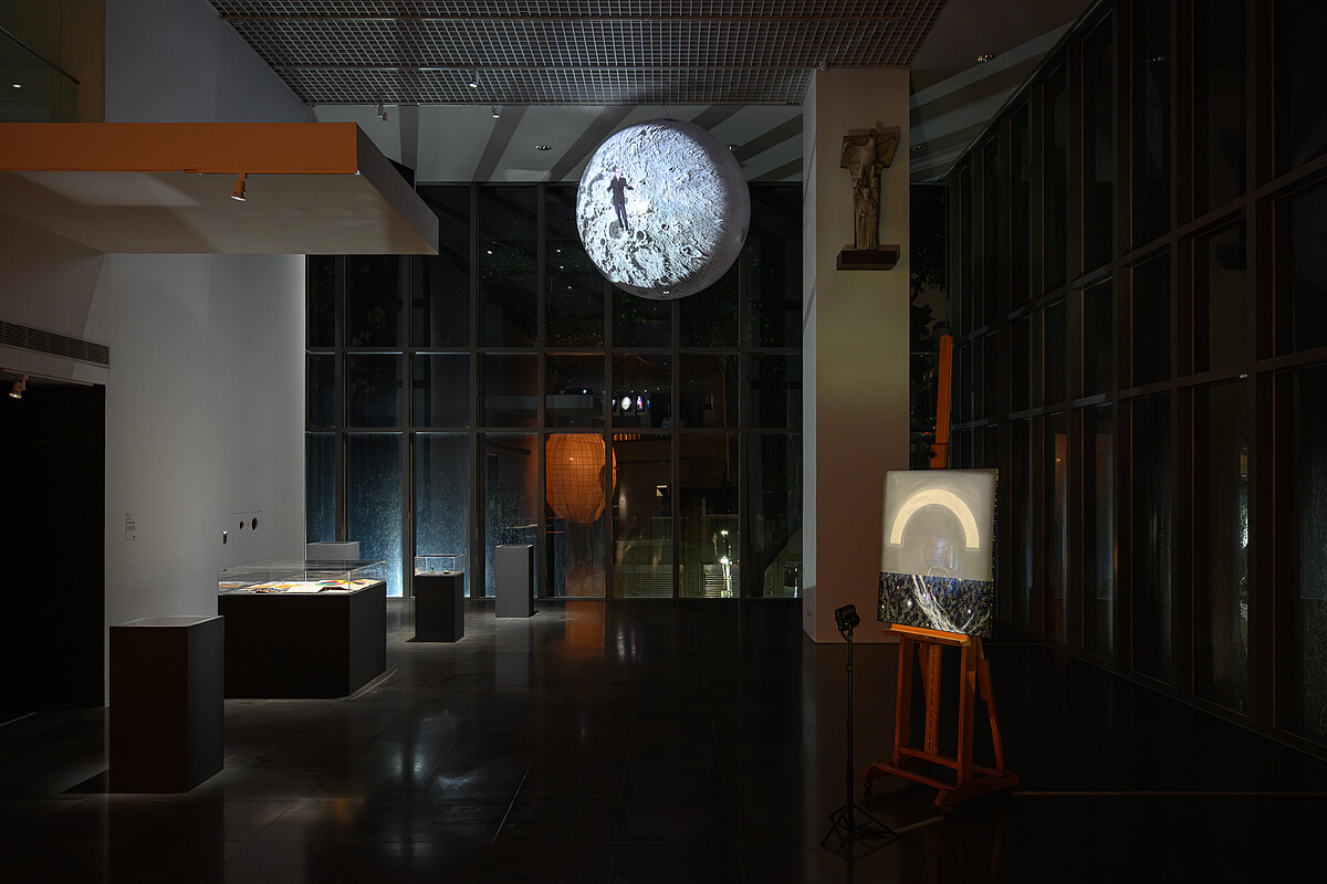 湯尼・奧斯勒 Tony Oursler,《第三眼》,2026,多頻道錄像裝置,不鏽鋼鏡面、布燈籠、金屬、塑膠、燈光、投影,尺寸依空間而異|北師美術館提供,攝影:王世邦 Anpis Wang