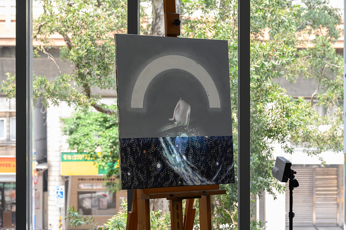 湯尼・奧斯勒 Tony Oursler,《第三眼》,2026,多頻道錄像裝置,不鏽鋼鏡面、布燈籠、金屬、塑膠、燈光、投影,尺寸依空間而異|北師美術館提供,攝影:王世邦 Anpis Wang