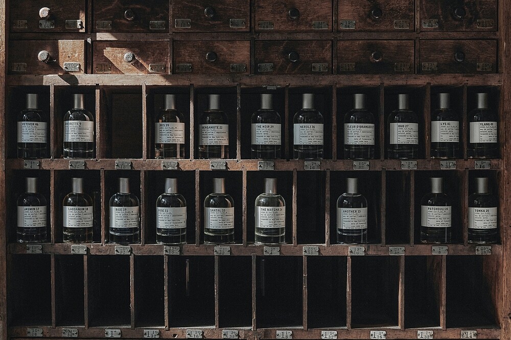 Le Labo OUD 27烏木27、IRIS 39鳶尾花39香水形象圖。