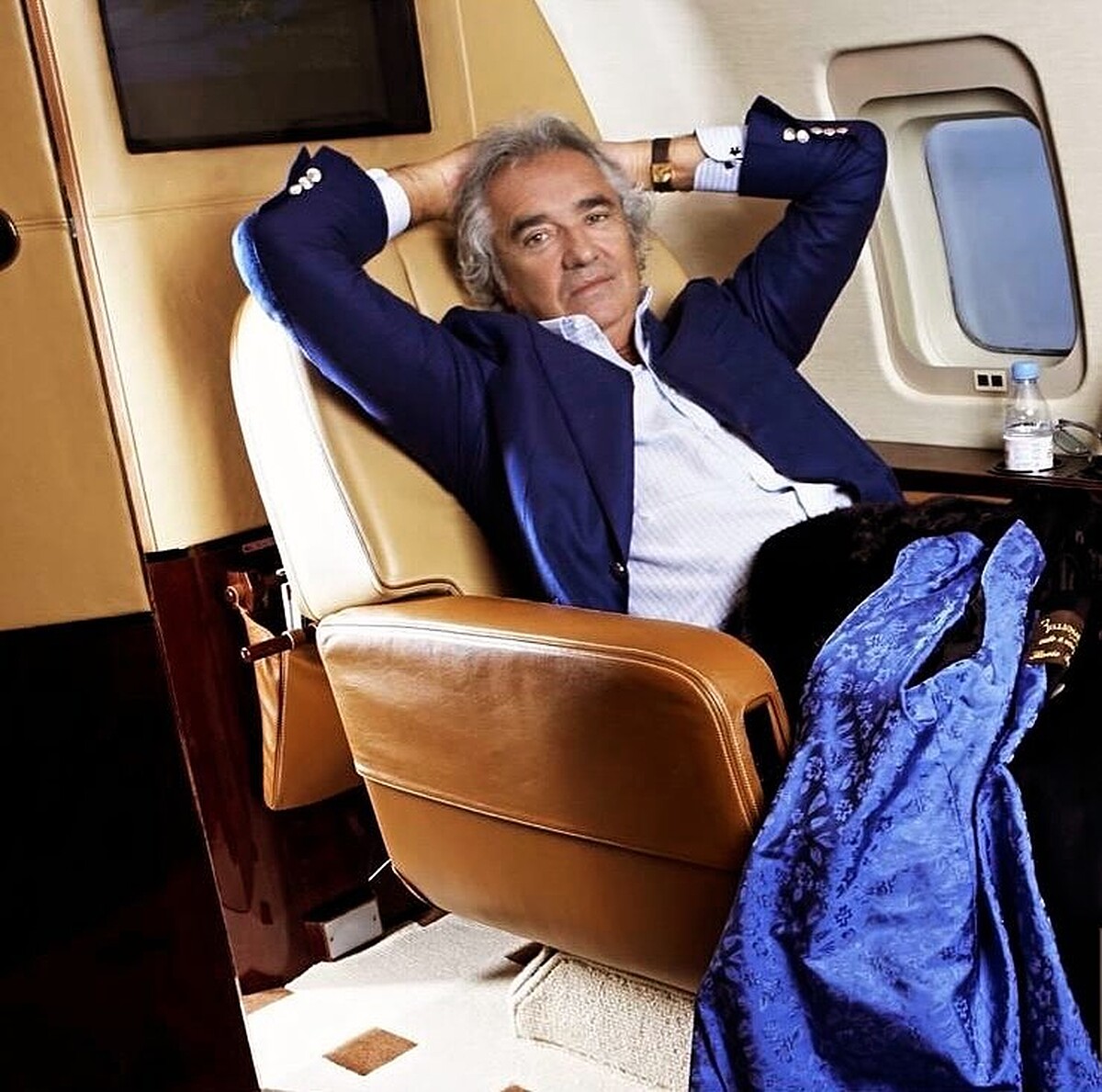 Flavio Briatore 這位 F1 最具爭議的義大利商人,不管是年輕時還是成為老爺爺,總有辦法找到流量密碼。