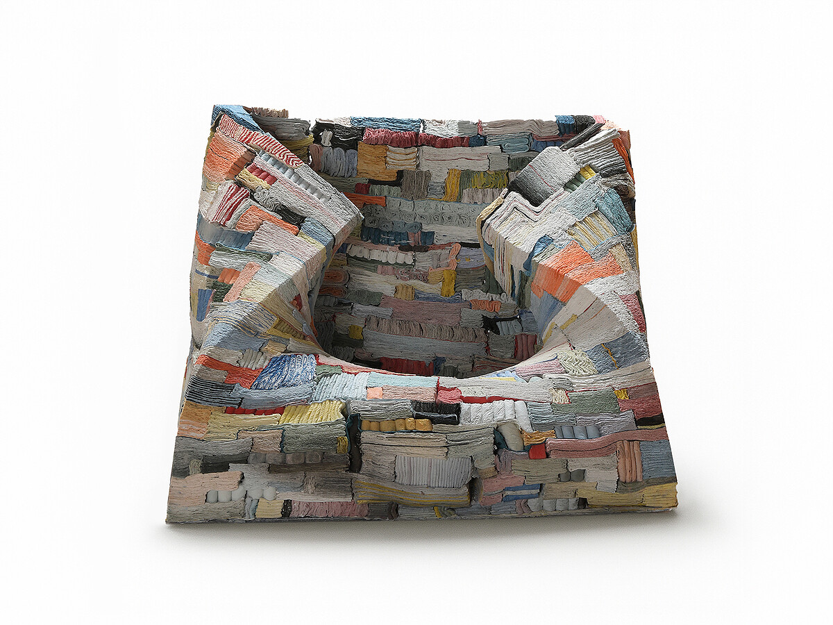 韓國陶藝家朴鐘鎭以作品《Strata of Illusion》獲得Loewe 2026工藝獎。