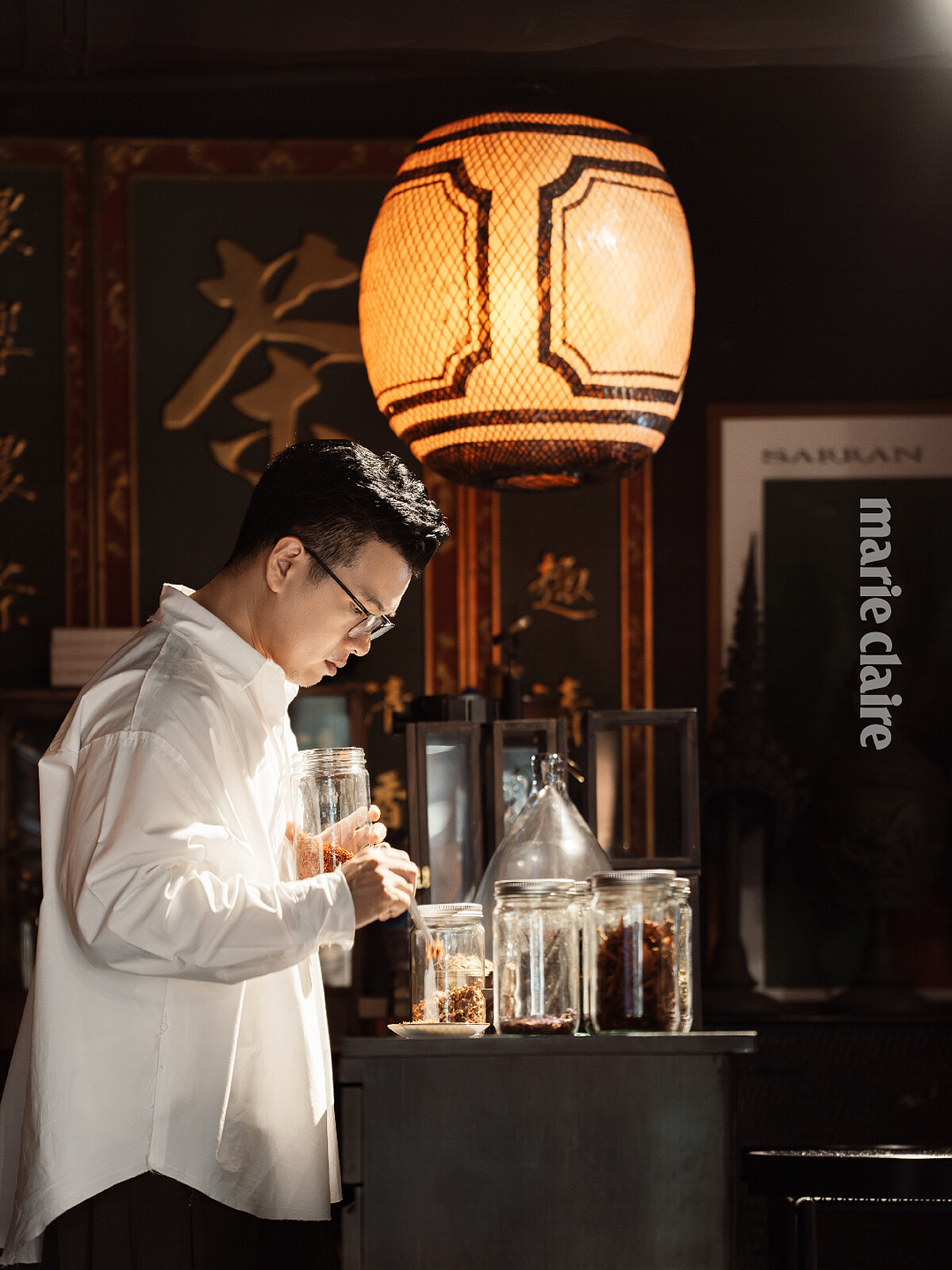 從皇室慶典到與家人前往寺廟的日常，Sarran 在細微而深刻的生活經驗中，持續尋找能與當代情感共鳴的故事，並透過創作傳遞溫柔而真實的力量。