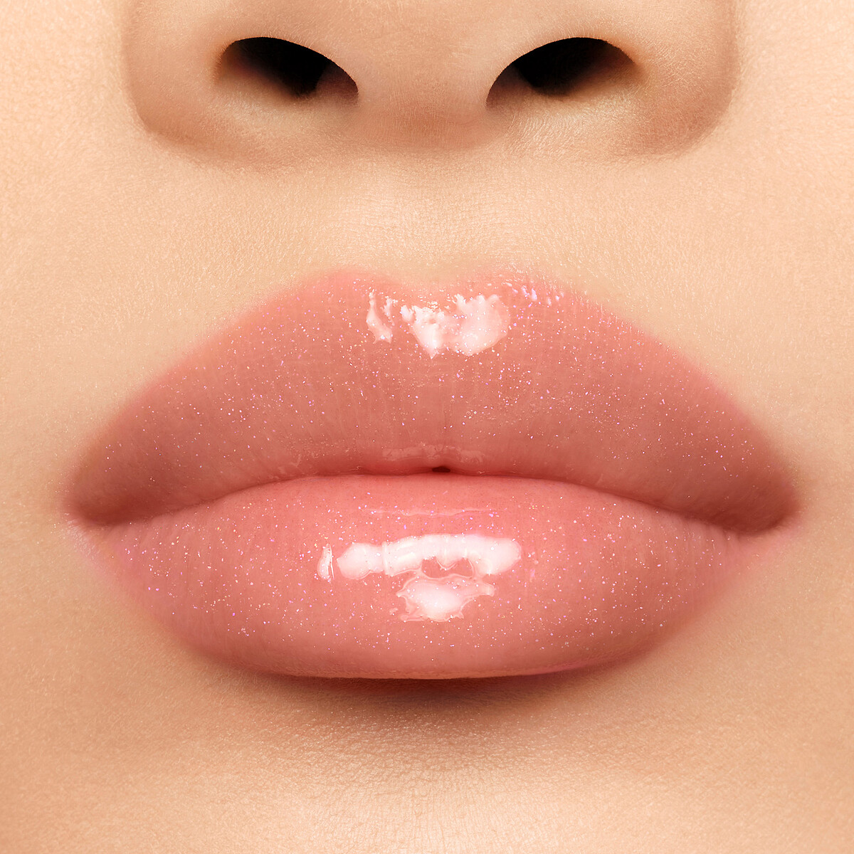 Guerlain KISSKISS 法式之吻波光蜜漾豐唇露 #100 Warm Glow 實擦圖