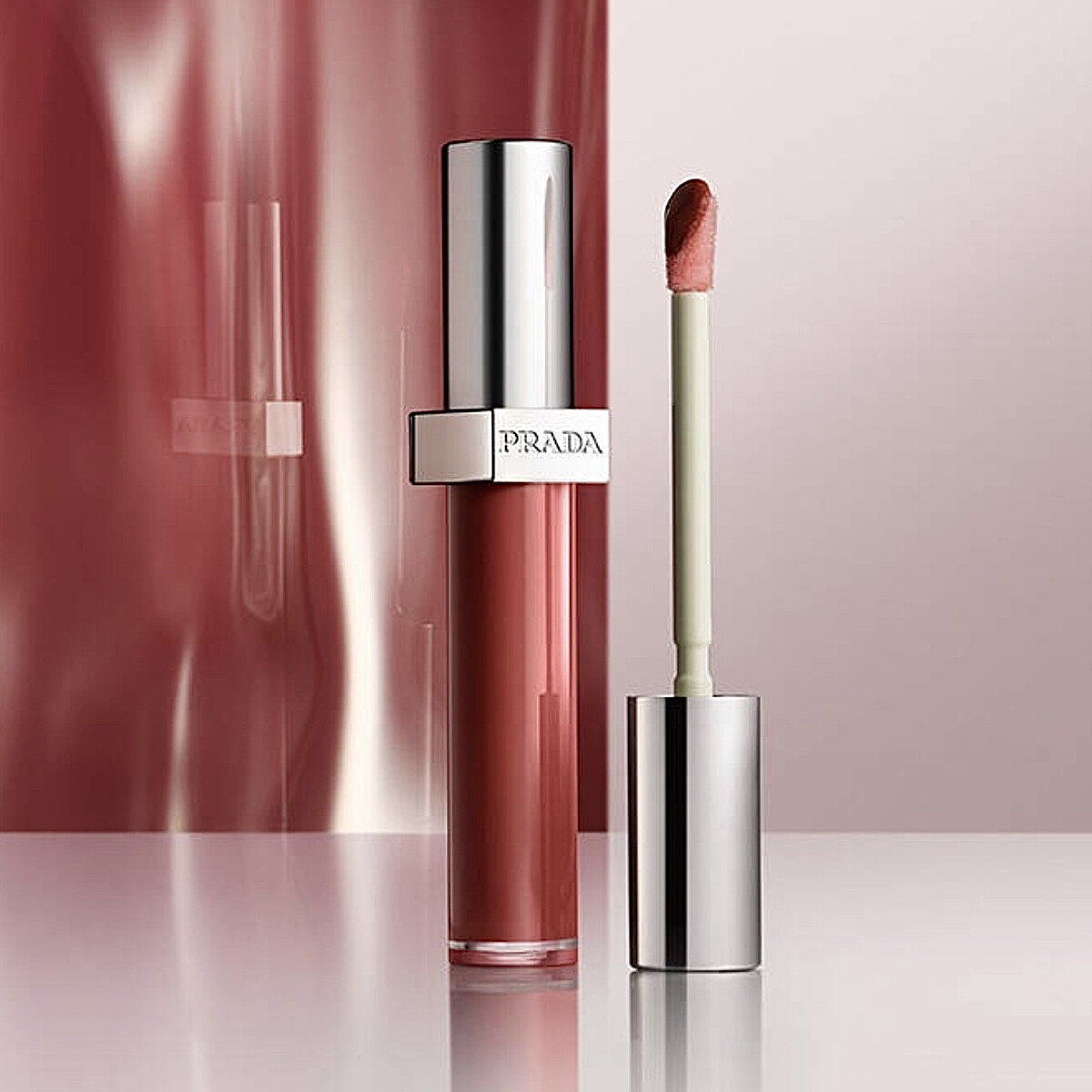 PRADA 率性持光凍唇釉，NT1,650